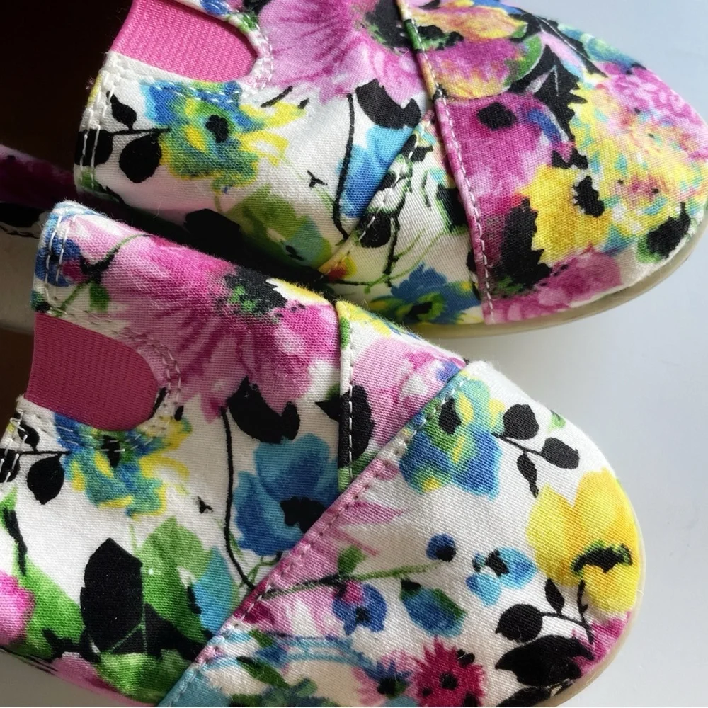 Girl’s size 4 floral dress slippers